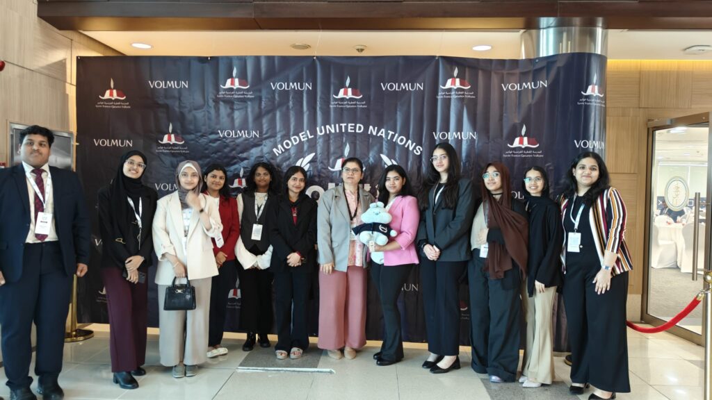 Group photo of student delegates at Lycée Franco Qatarien Voltaire (VolMUN 2026) event